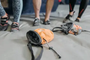 Buty i torba na zajęcia sportowe na podłodze